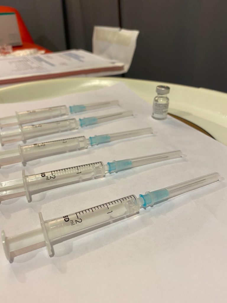 Aufgezogene Impfspritzen. •	Aus einer Impfstoff-Einheit lassen sich 5 Impfdosen rekonstituieren. Foto: Guido Eul-Jordan