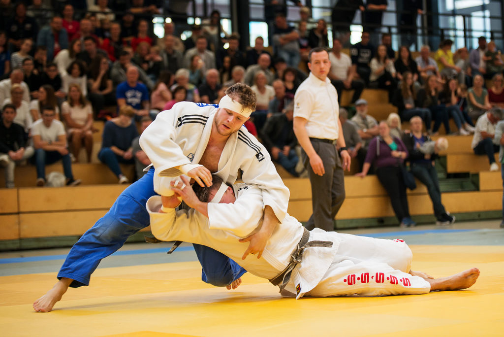 Fabian Karau (blaue Hose) vom RTV-Judoteam beim Kampf. Foto: Jürgen Steinfeld