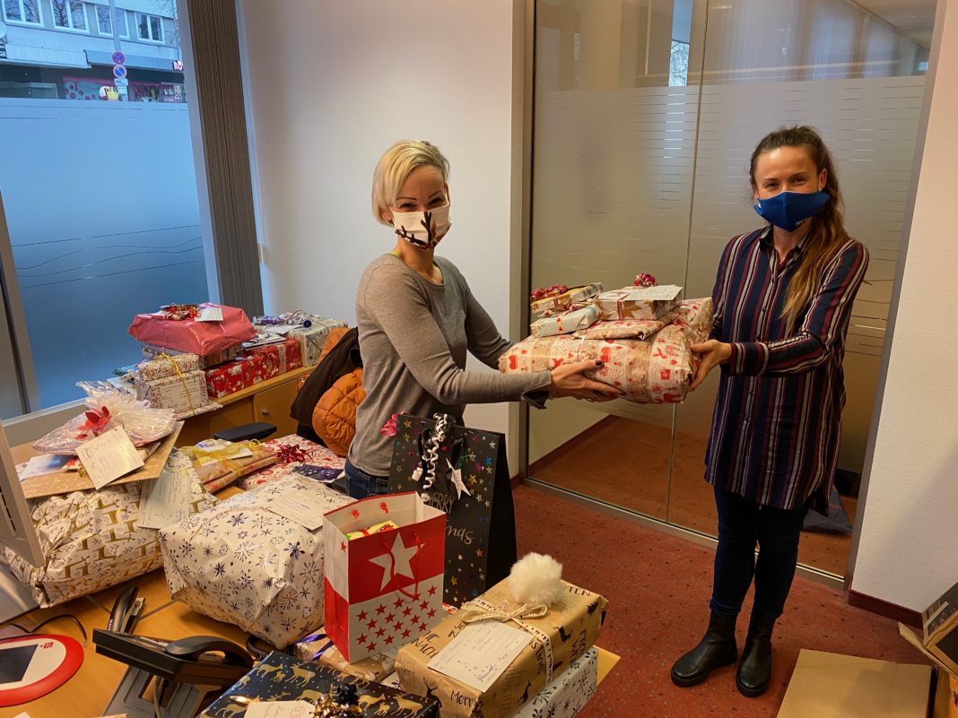 Tanja Münnekehoff (li.) überreicht die ersten Geschenke der Wunschbaumatkion... Foto: Lerose-Stiftung Remscheid