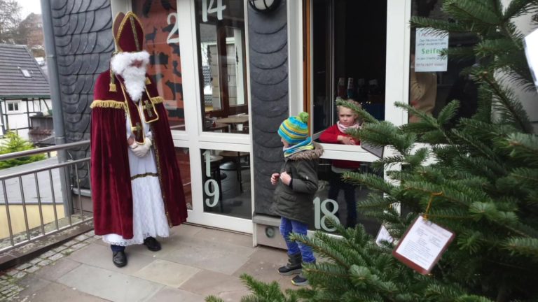 Der Nikolaus war am Gemeindehaus der Evangelischen Kirche in Lüttringhausen. Foto: Sascha von Gerishem