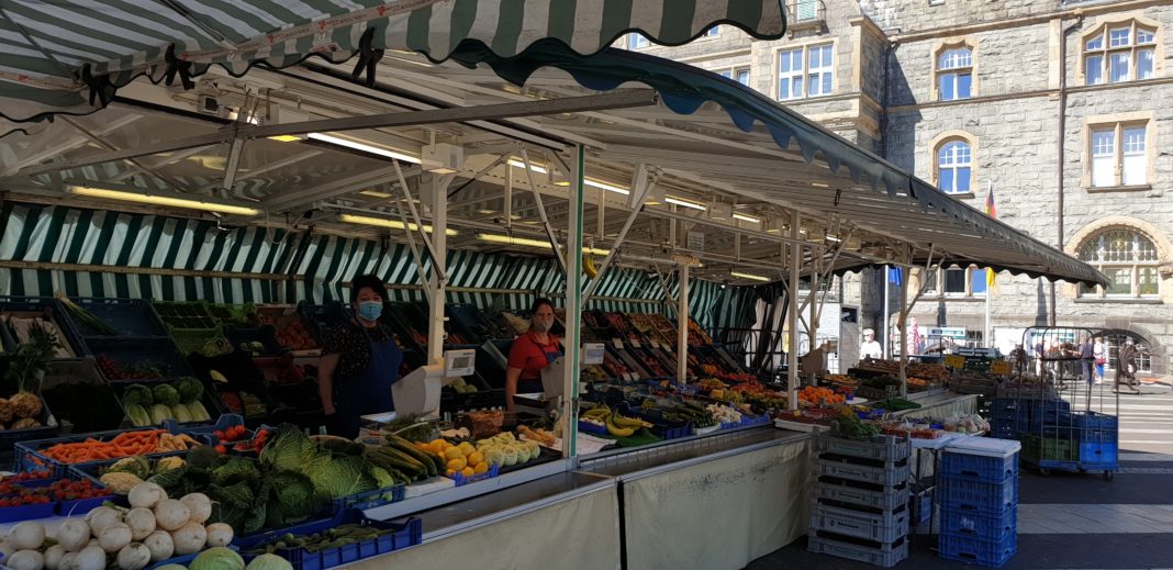 Der Remscheider Wochenmarkt auf dem Theodor-Heuss-Platz findet mittwochs und samstags von 7 bis 13 Uhr statt. Foto: Sascha von Gerishem