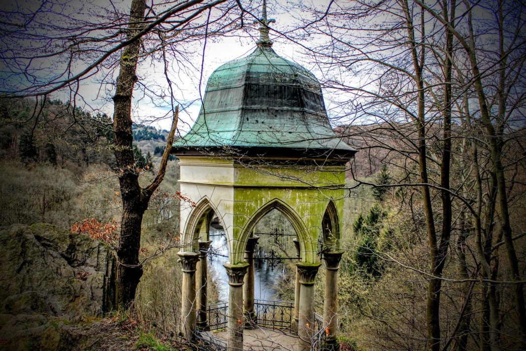 Beliebtes Ausflugsziel: Der Diederichstempel in Solingen-Burg. Foto: Carola68