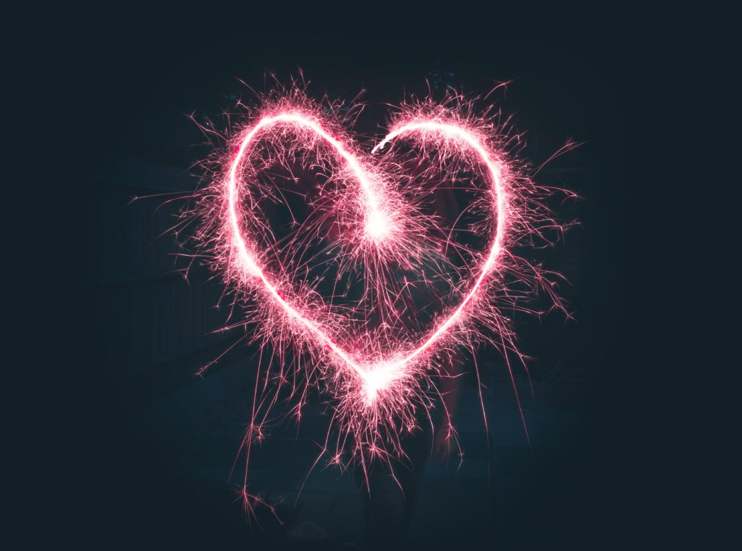 Online Dating fühlt sich an wie ein Feuerwerk im Herzen. Foto: Jamie Street
