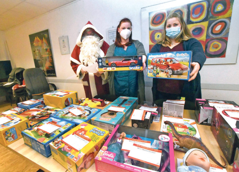 Wunschzettel-Aktion: Zweimal dreißig glückliche Kindergesichter in Ronsdorf