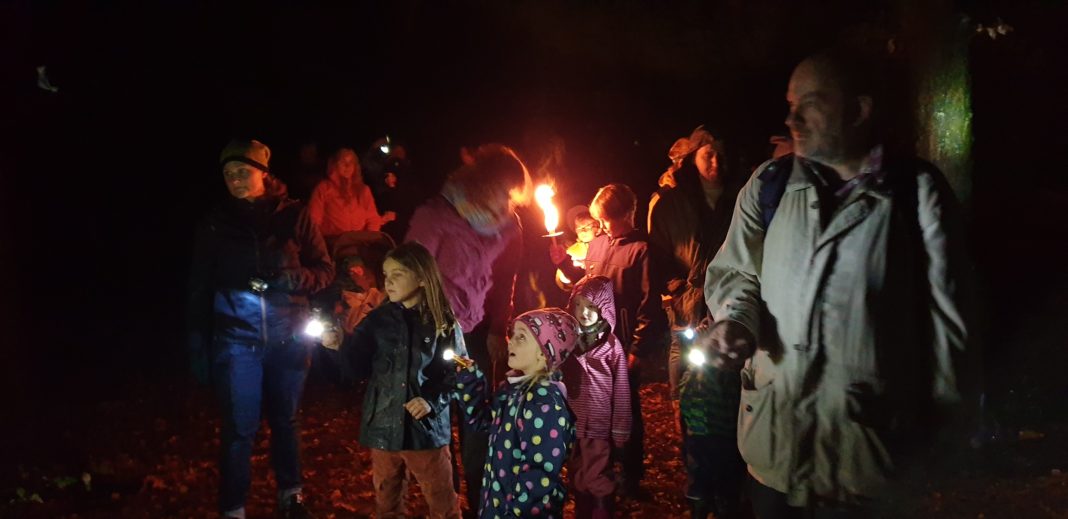 Fackelwanderung von der Natur-Schule Grund zu den Feuersalamandern in Remscheid. Foto: Sascha von Gerishem