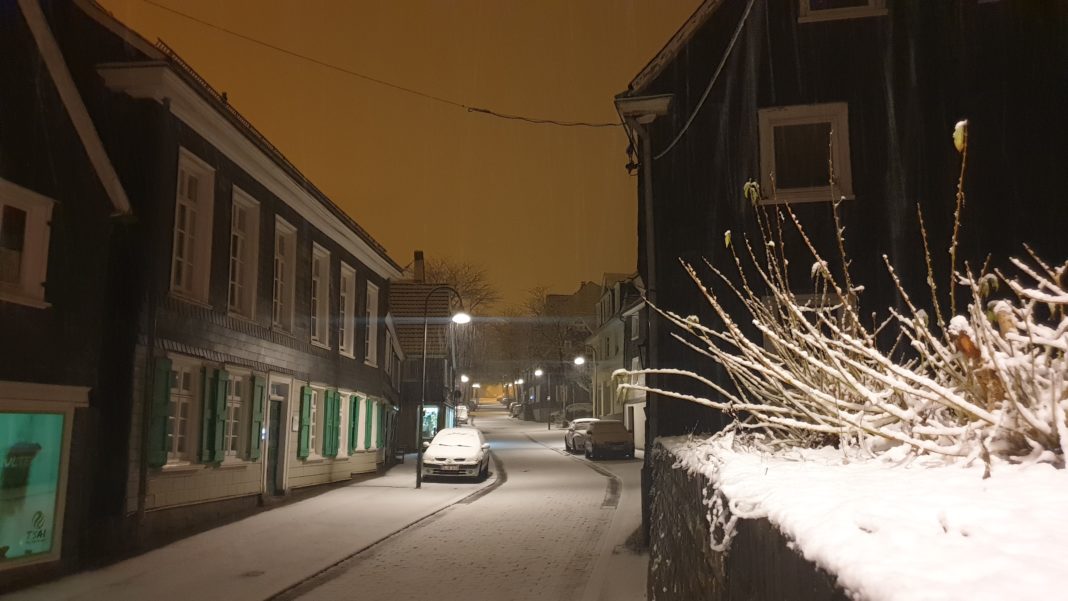 Nächtlicher Schnee: In der Gertenbachstraße in Lüttringhausen ist es wieder winterlich. Foto: Sascha von Gerishem