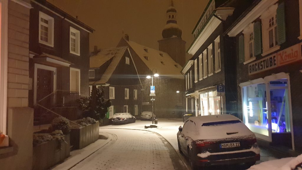 Plötzlich wieder Winter: Sonntag mit Schnee in Remscheid-Lüttringhausen.