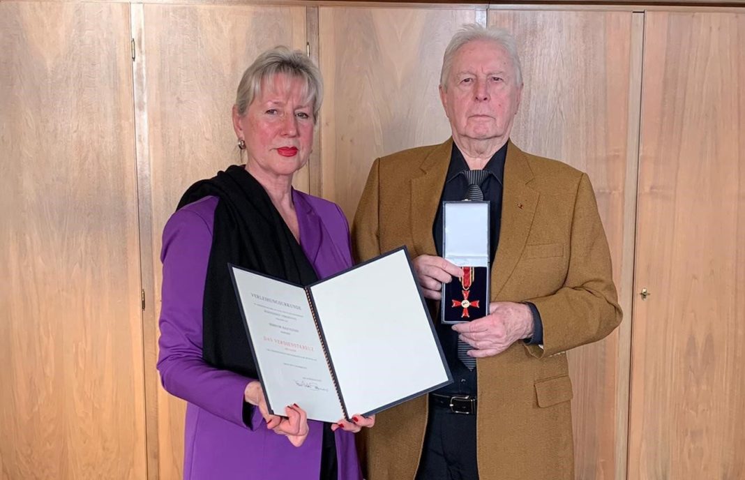 Barbara Flügge-Wollenberg und Dr. Ralf Flügge mit dem Verdienstkreuz am Bande der Bundesrepublik Deutschland. Foto: Sabine Räck