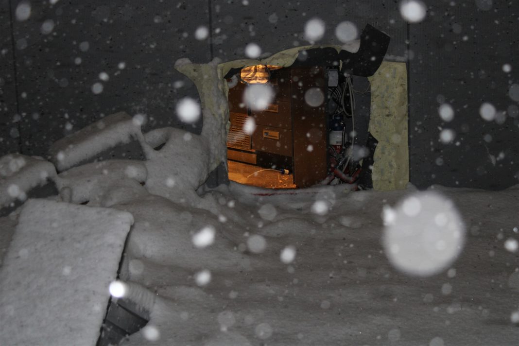 Bei einem Einbruch in eine Tankstelle in Wermelskirchen, schnitten die Einbrechenden ein Loch in die Fassade, um in den Verkaufsraum zu gelangen. Foto: Polizei RheinBerg