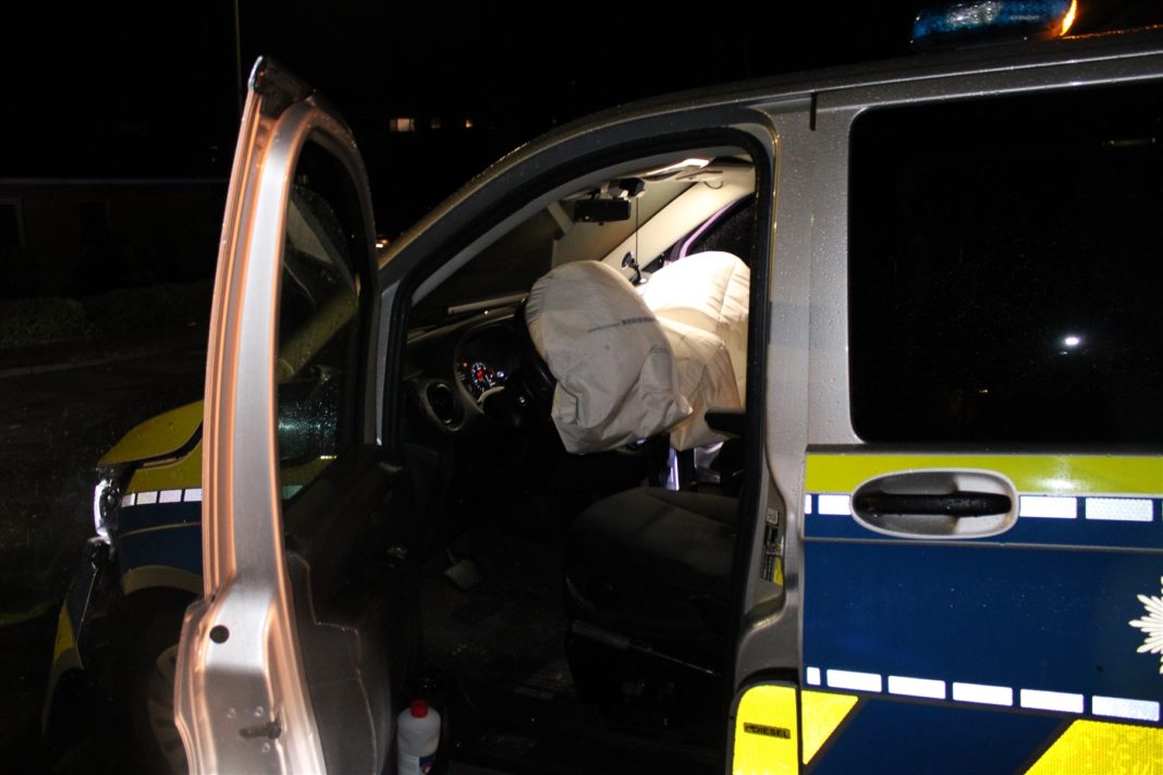 Die Airbags des Streifenwagens lösten bei dem Unfall in Burscheid aus. Foto: Polizei RheinBerg