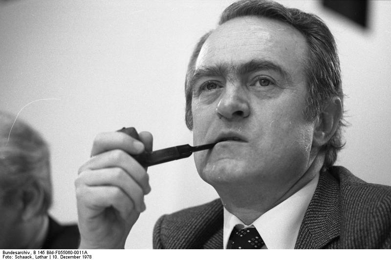 Johannes Rau am 10. Dezember 1978 auf dem außerordentlichen Parteitag der SPD im Messe-Kongreß-Zentrum in Köln zur Vorbereitung für die Europa-Parlament-Wahl 1979. Foto: Lothar Schaack / Bundesarchiv B 145 Bild-F055060-0011A
