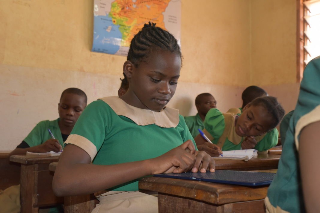 Julienne aus Kamerun ist blind und eine der besten in ihrer Klasse. Auf der Braille-Tafel kann sie sich ebenso schnell Notizen machen wie andere mit Stift und Papier. Foto: obs/Christoffel Blindenmission e.V./Comfort Mussa/CBM