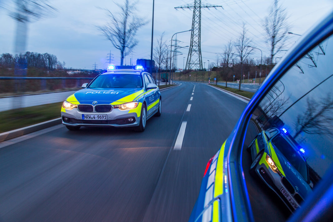 Funkstreifenwagen mit Blaulicht im Einsatz. Symbolfoto: Polizei Mettmann