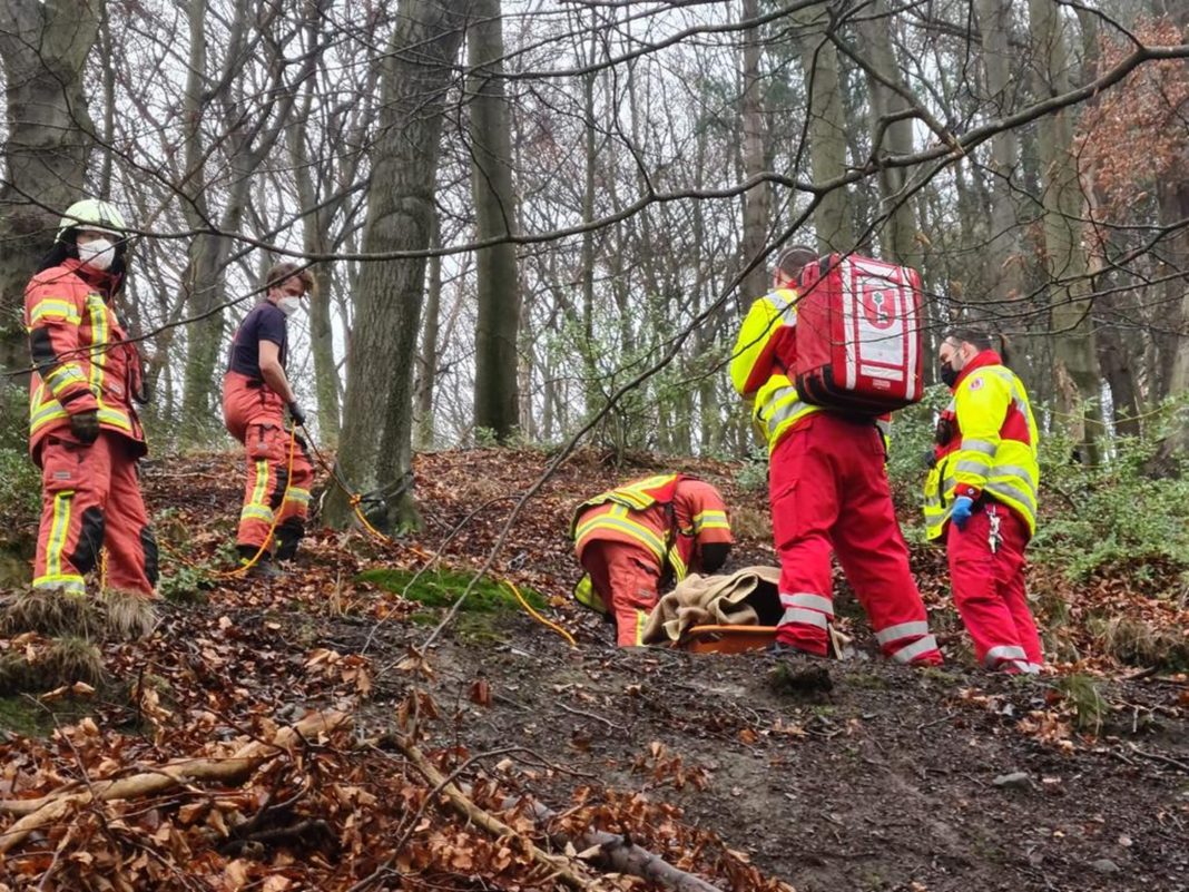 Nach Erstversorgung durch den Rettungsdienst wurde die junge Frau für den Transport mit der Schleifkorbtrage vorbereitet. Foto: Feuerwehr Velbert