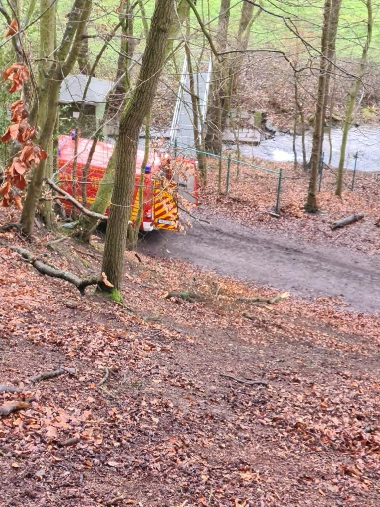 Über diesen steilen Abhang wurde die Patientin mit einer Schleifkorbtrage auf den Waldweg hinabgelassen. Die Ausrüstung hatte zuvor das Kleineinsatzfahrzeug der Velberter Feuerwehr in den Wald gebracht. Foto: Feuerwehr Velbert