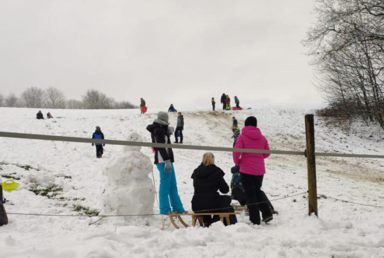 Unbedingt Coronaregeln beim Rodeln beachten! Jede Ansteckungsgefahr vermeiden!