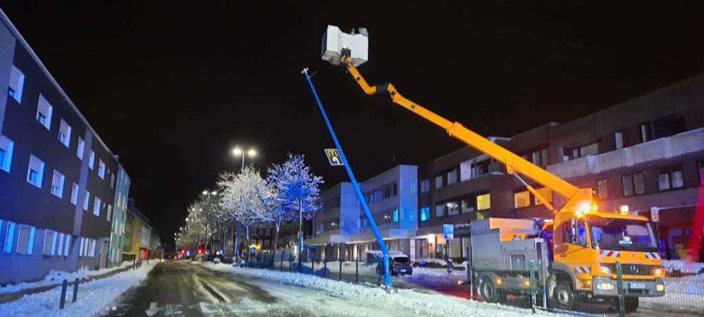 Der Mast wird kontrolliert umgeworfen. Foto: Feuerwehr Velbert