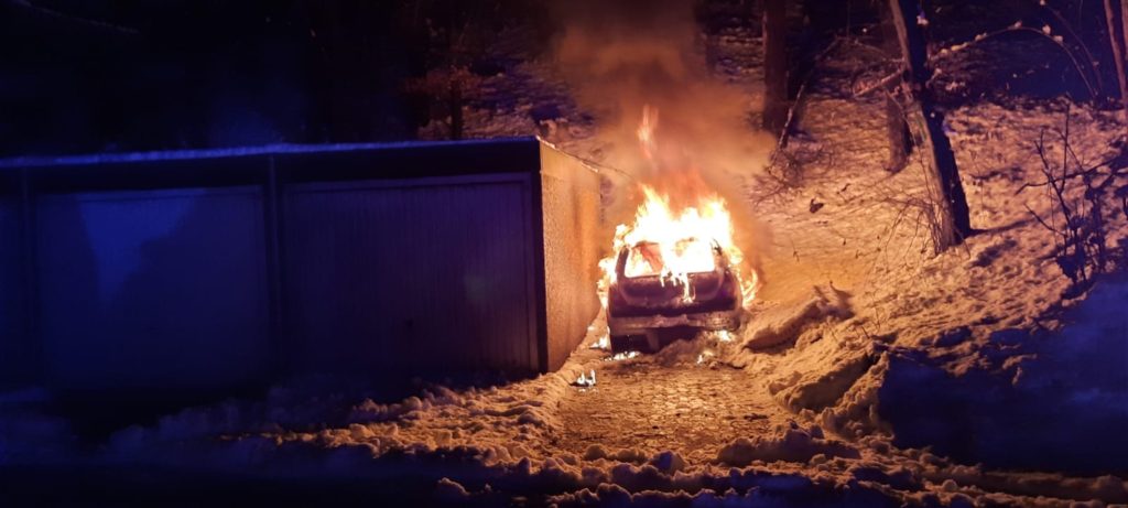 Beim Eintreffen der Feuerwehr brannte der Pkw bereits in voller Ausdehnung. Foto: Feuerwehr Velbert