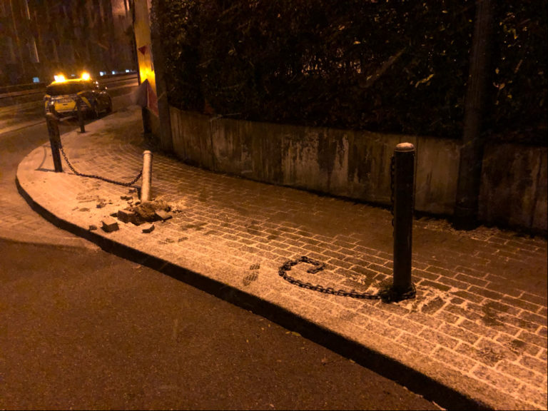 Poller umgefahren und geflüchtet