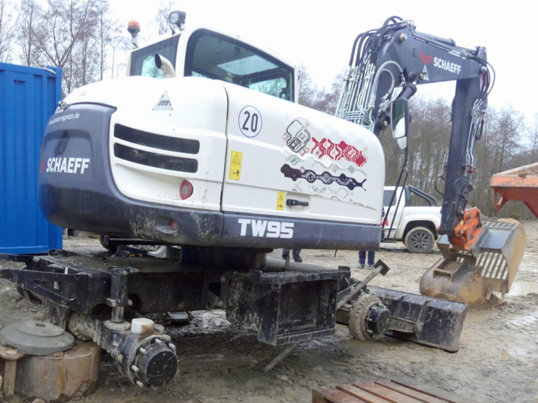 Räder von Bagger geklaut