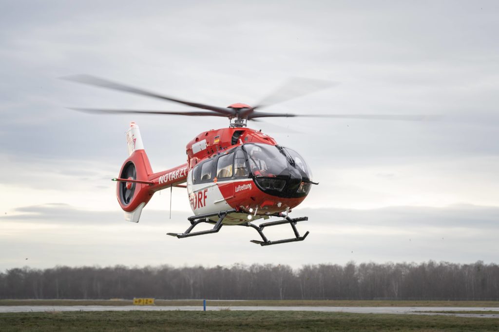 Anflug des ersten H145 mit Fünfblattrotor am Operation Center der DRF Luftrettung. Foto: DRF Luftrettung