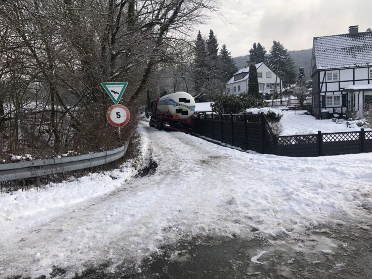 Tanklaster vom Weg gerutscht