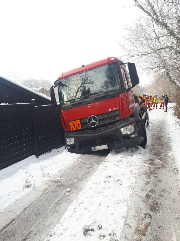 Das Fahrzeug saß mit den Achsen auf der Böschung auf. Foto: Feuerwehr Velbert