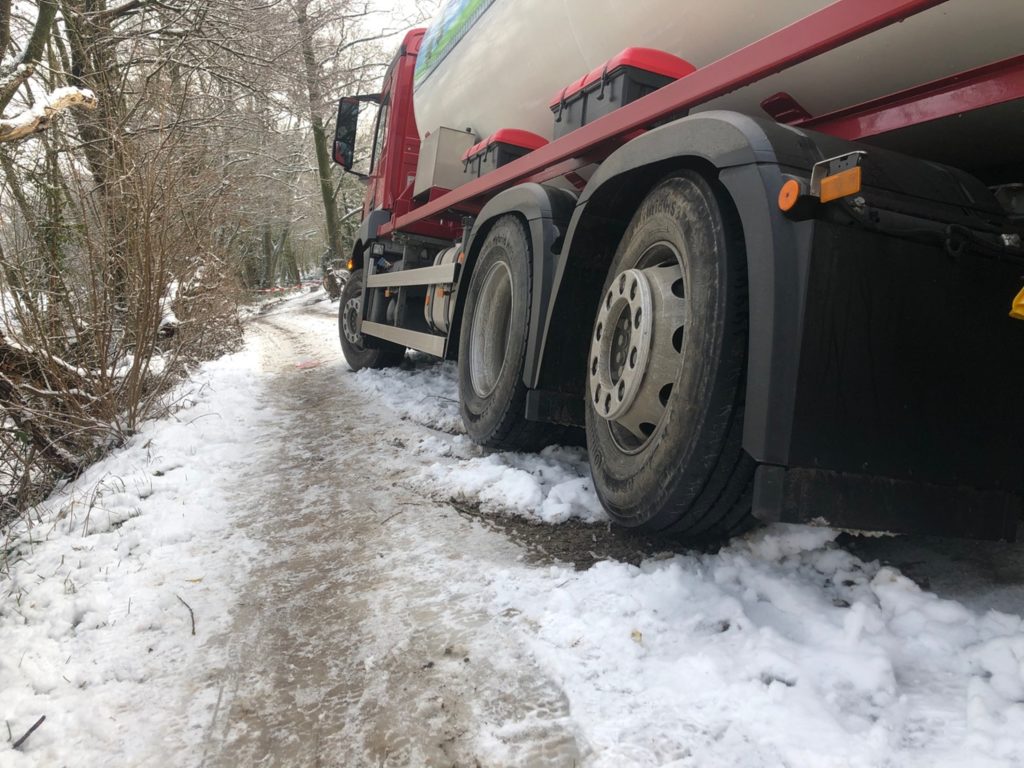 Der Untergrund war durch Schnee und Eis sehr glatt. Foto: Feuerwehr Velbert