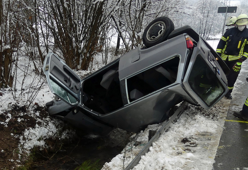 Ein Fahranfänger aus Engelskirchen landete mit seinem Auto kopfüber in einem Bachbett in Wipperfürth. Foto: Polizei Oberberg