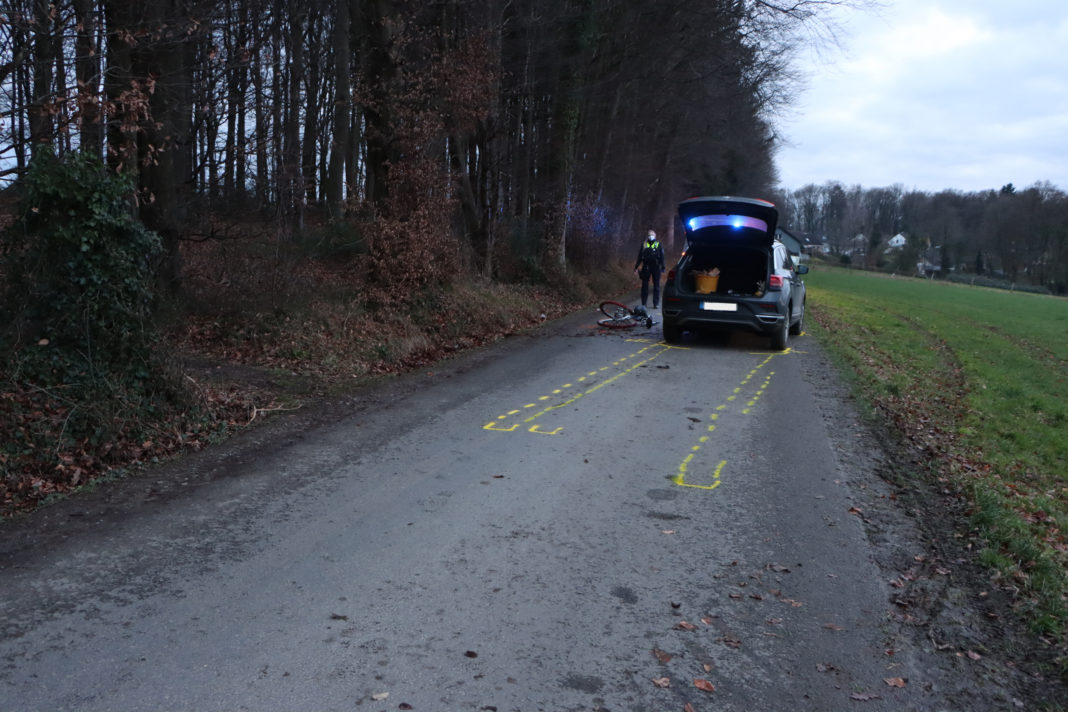 Unfall mit Kind in Lindlar: Der Autofahrer konnte den Zusammenstoß mit dem Radfahrer nicht mehr verhindern. Foto: Polizei Oberberg