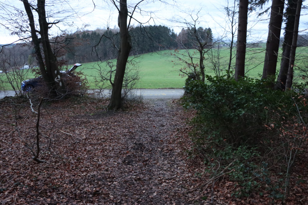 Unfall mit Kind und Fahrrad in Lindlar: Von dem Waldweg kommend fuhr der 12-Jährige auf die Straße. Foto: Polizei Oberberg