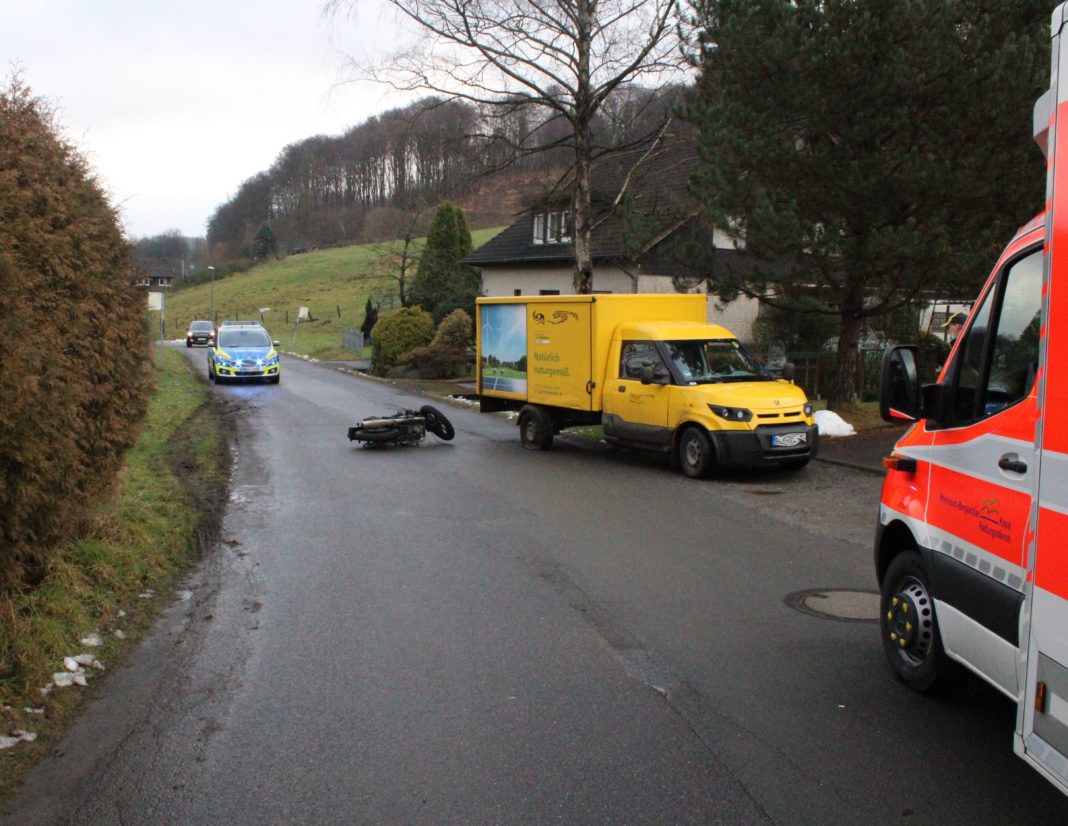 Unfall in einer Rechtskurve in Kürten-Breibach: Motorradfahrer beim Abbiegen in einer Kurve übersehen. Foto: Polizei RheinBerg