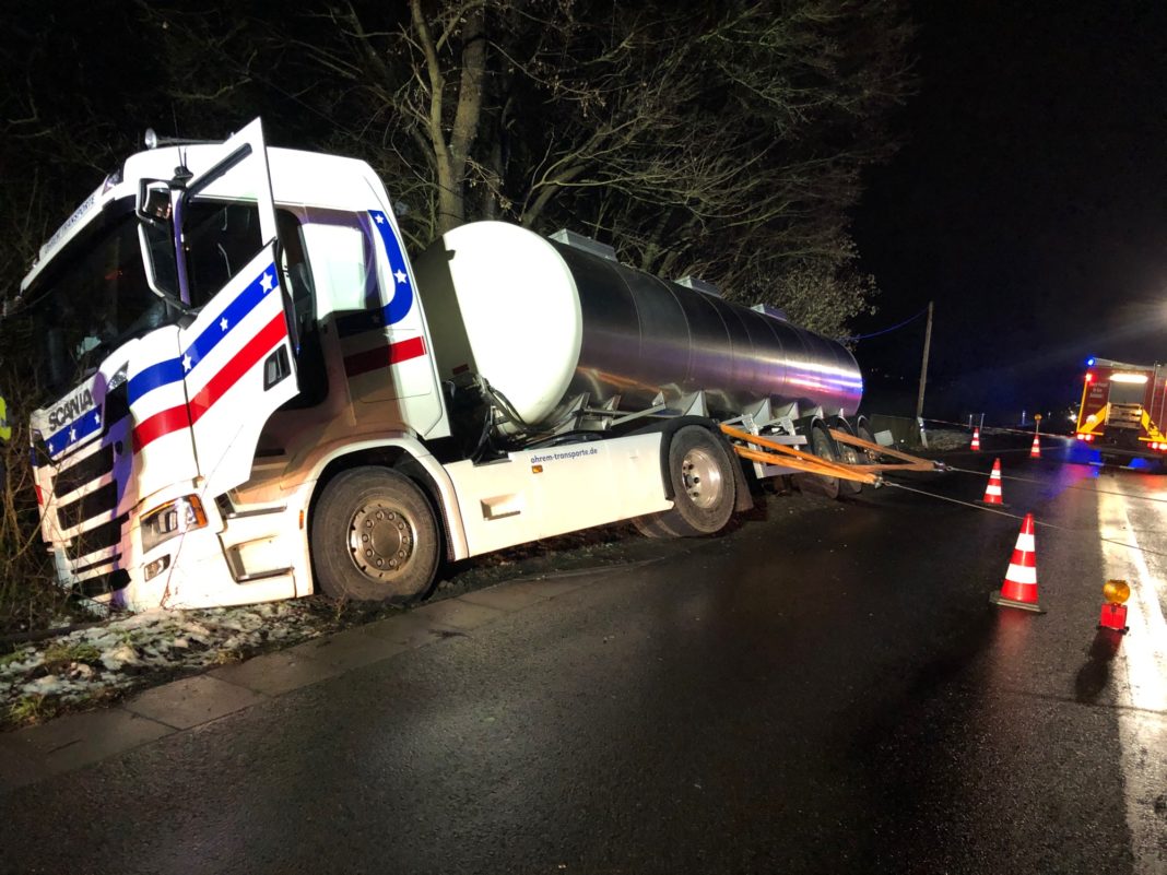 Milchlaster im Graben. Foto: Polizei RheinBerg