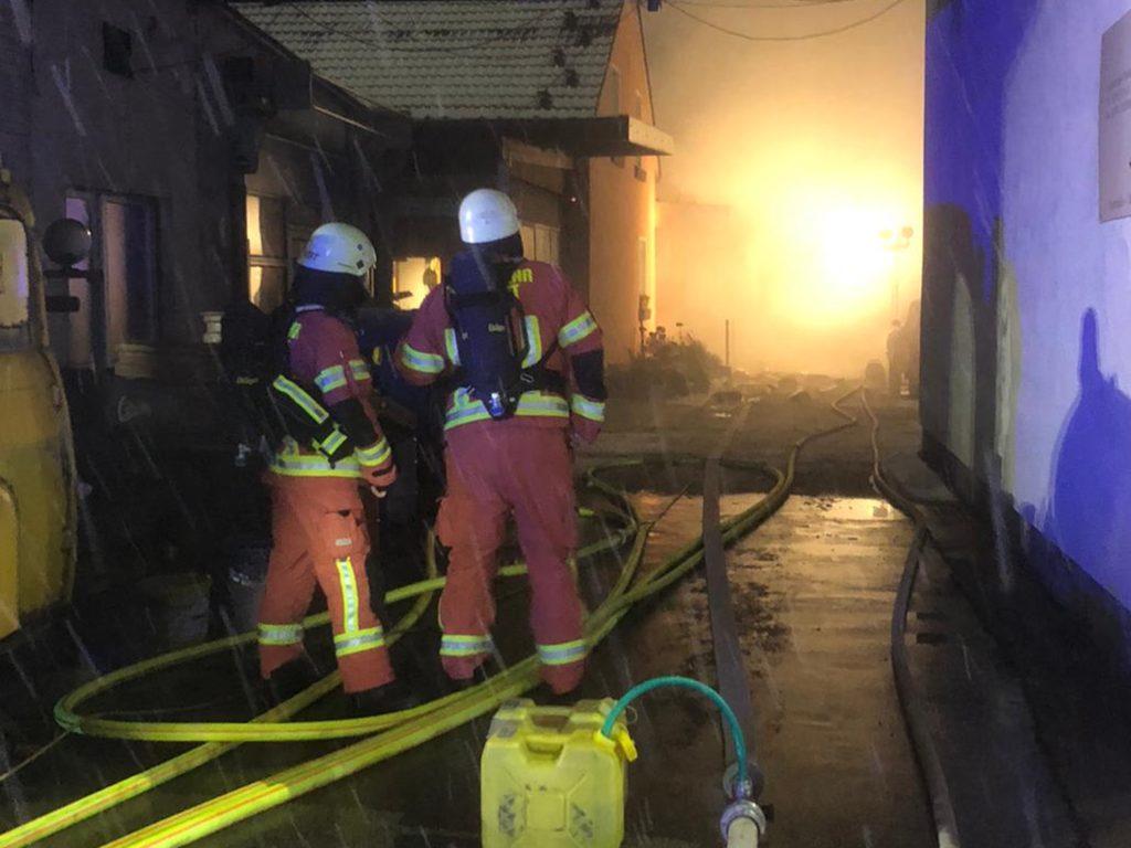 Die Werkstatt im hinteren Bereich des Hofes brannte in voller Ausdehnung. Foto: Feuerwehr Velbert