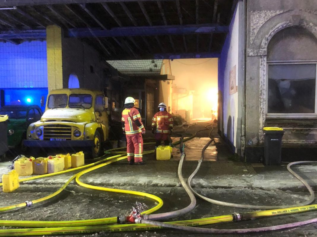 Die Werkstatt im hinteren Bereich des Hofes brannte in voller Ausdehnung. Foto: Feuerwehr Velbert