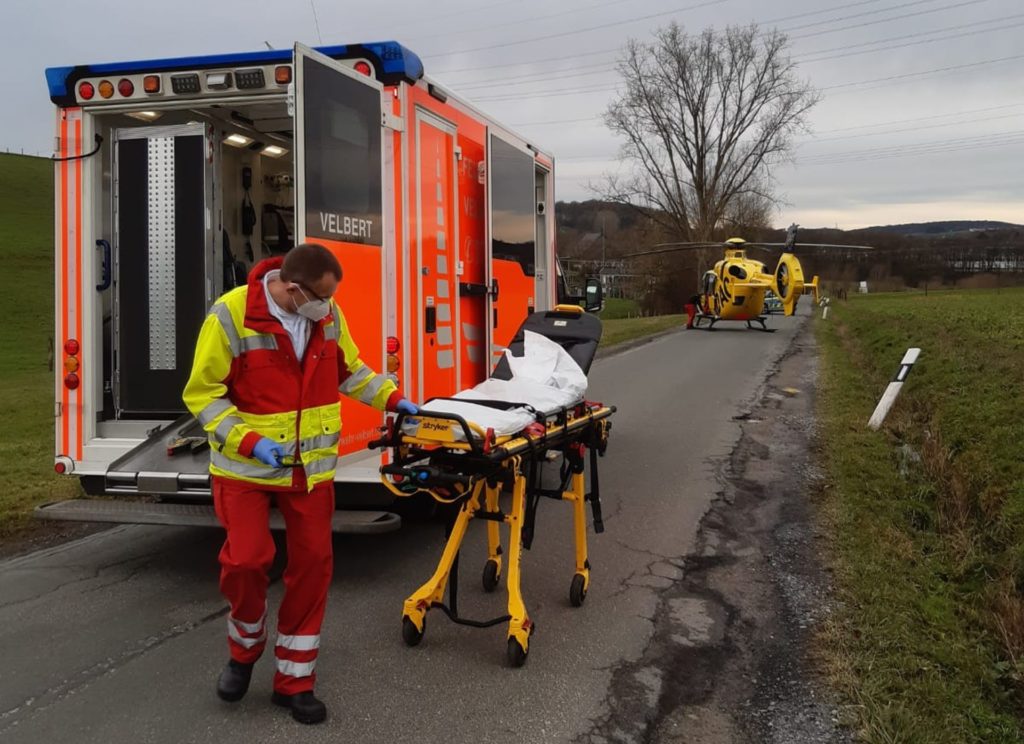 Der Patient aus dem Rettungshubschrauber wurde im Nevigeser Rettungswagen für den weiteren Flug nach Aachen stabilisiert. Foto: Feuerwehr Velbert