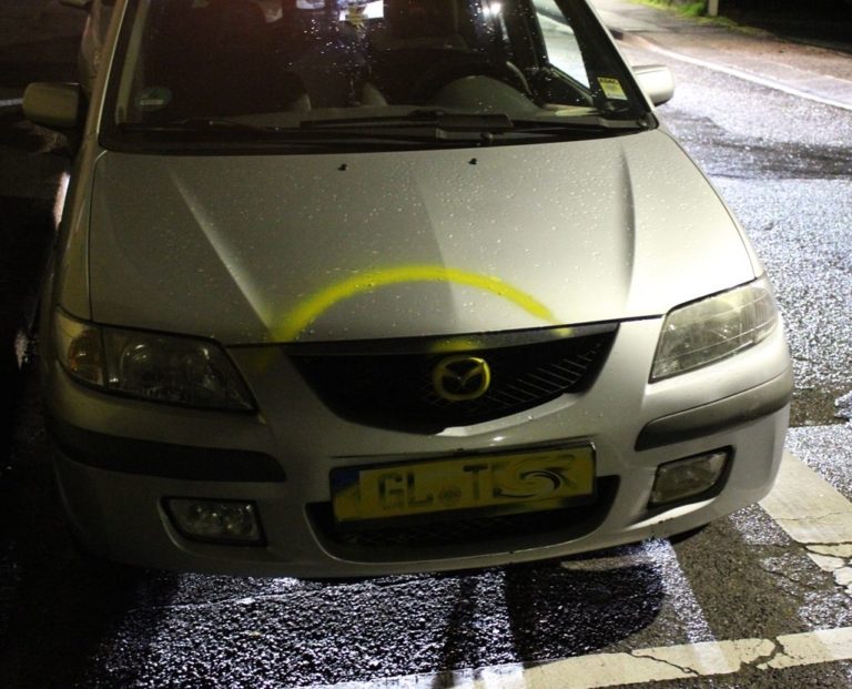 Drei Pkw mit Farbe besprüht