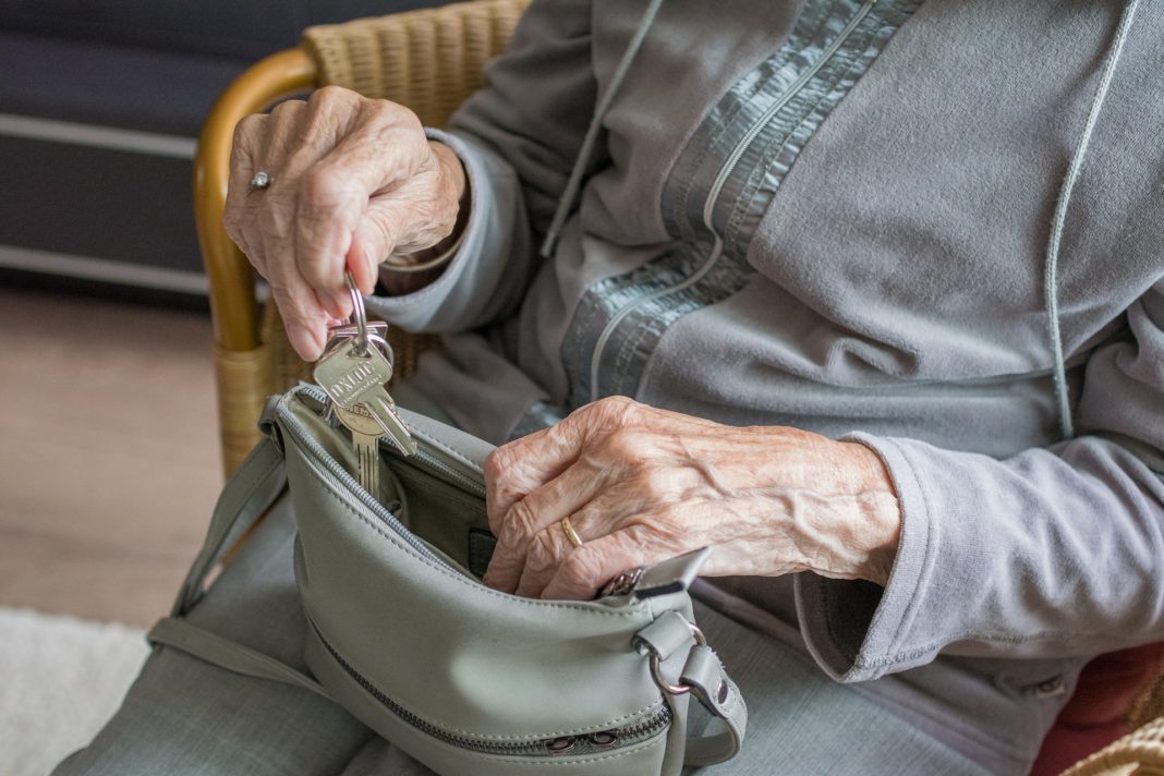 Seniorin mit Wohnungsschlüssel. Foto: Sabine van Erp