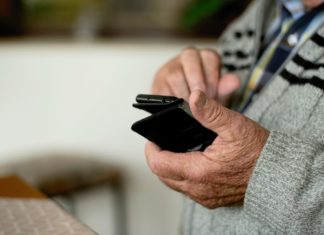 Die Polizei warnt: Trickbetrüger versuchen oft Senioren am Telefon zu überrumpeln. Symbolfoto.