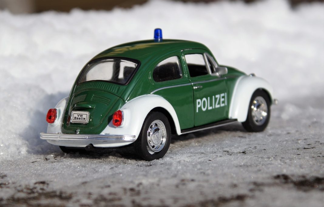 Polizei im Schnee. Symbolfoto.