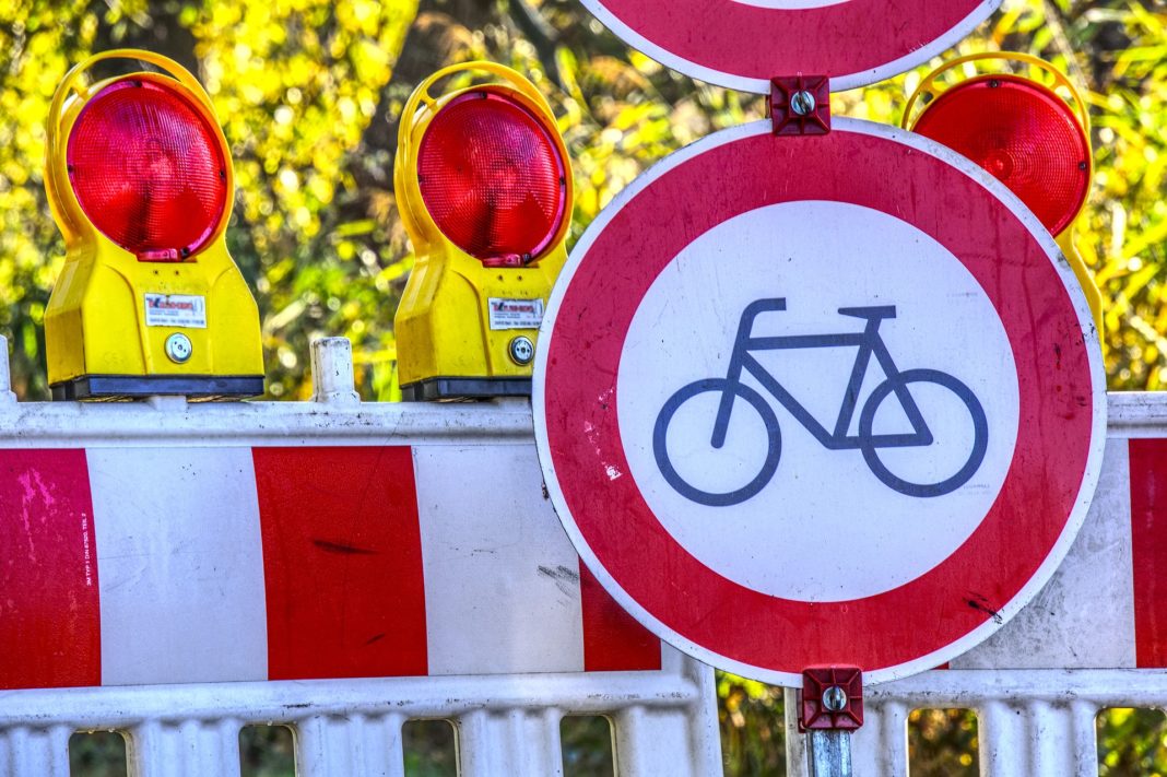 Straßensperre wegen einer Baustelle. Symbolbild.