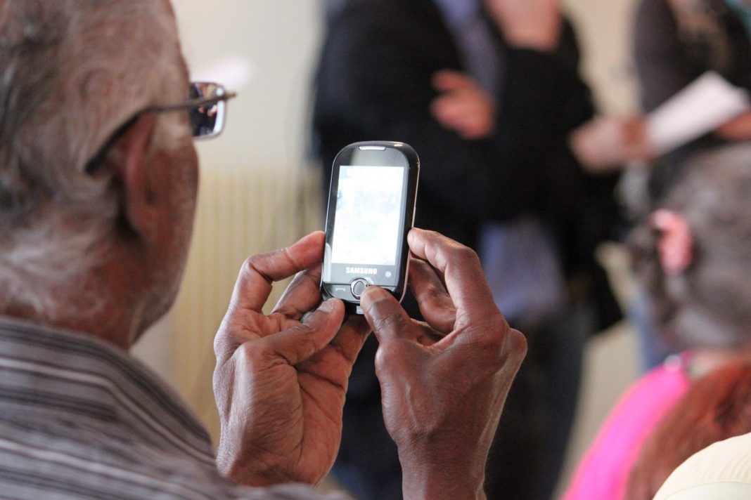 Die Polizei warnt: Trickbetrüger:innen versuchen oft Senior:innen am Telefon zu überrumpeln. Symbolfoto.