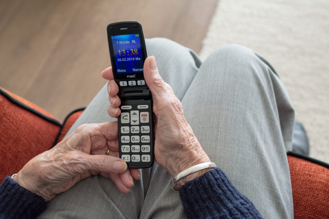 Die Polizei warnt: Trickbetrüger:innen versuchen oft Senior:innen am Telefon zu überrumpeln. Symbolfoto.