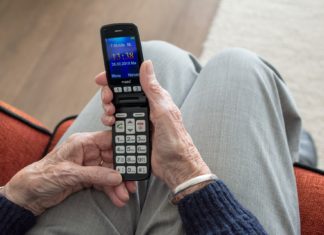 Die Polizei warnt: Trickbetrüger versuchen oft Senioren am Telefon zu überrumpeln. Symbolfoto.