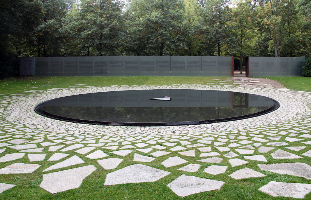 Denkmal für die im Nationalsozialismus ermordeten Sinti und Roma Europas 1935 von Dani Karavan, 2012, Simsonweg, Berlin-Tiergarten. Foto: OTFW, Berlin, CC BY-SA 3.0 , via Wikimedia Commons