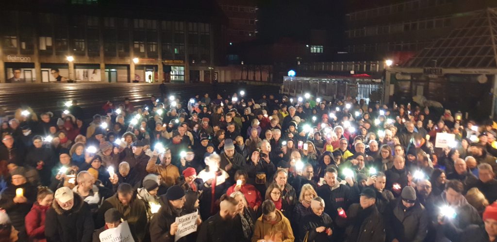 23. Februar 2020: Die Remscheider Mahnwache für die Opfer des rechtsterroristischen Anschlags in Hanau. Foto: Sascha von Gerishem