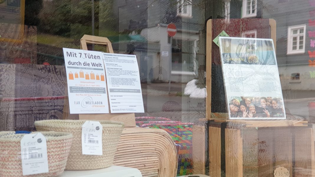Fastenaktion vom Flair-Weltladen Lüttringhausen: Sieben Tüten mit fairgehandelten Lebensmitteln im Kurz-Abo. Foto: Sascha von Gerishem