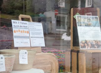 Fastenaktion vom Flair-Weltladen Lüttringhausen: Sieben Tüten mit fairgehandelten Lebensmitteln im Kurz-Abo. Foto: Sascha von Gerishem
