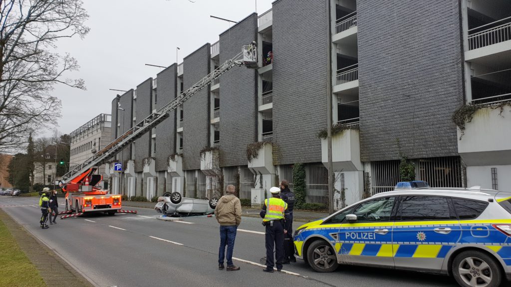 Spektakulärer Unfall in Remscheid: Auto stürzt aus dem Parkhaus vom Allee-Center auf die Elberfelder Straße. Foto: Sascha von Gerishem