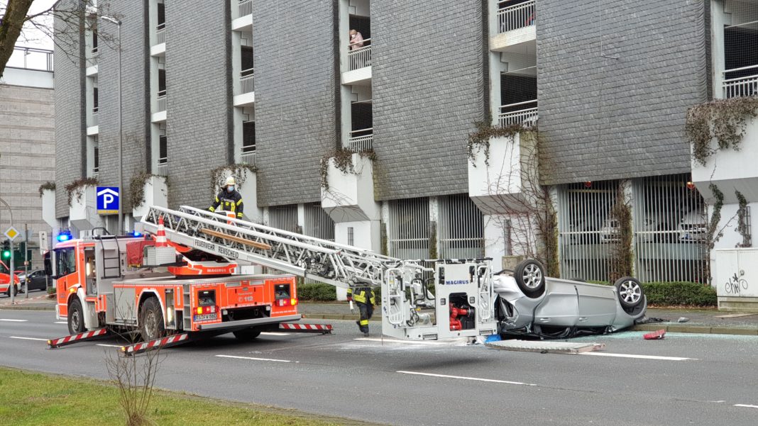Spektakulärer Unfall in Remscheid: Auto stürzt aus dem Parkhaus vom Allee-Center auf die Elberfelder Straße. Foto: Sascha von Gerishem